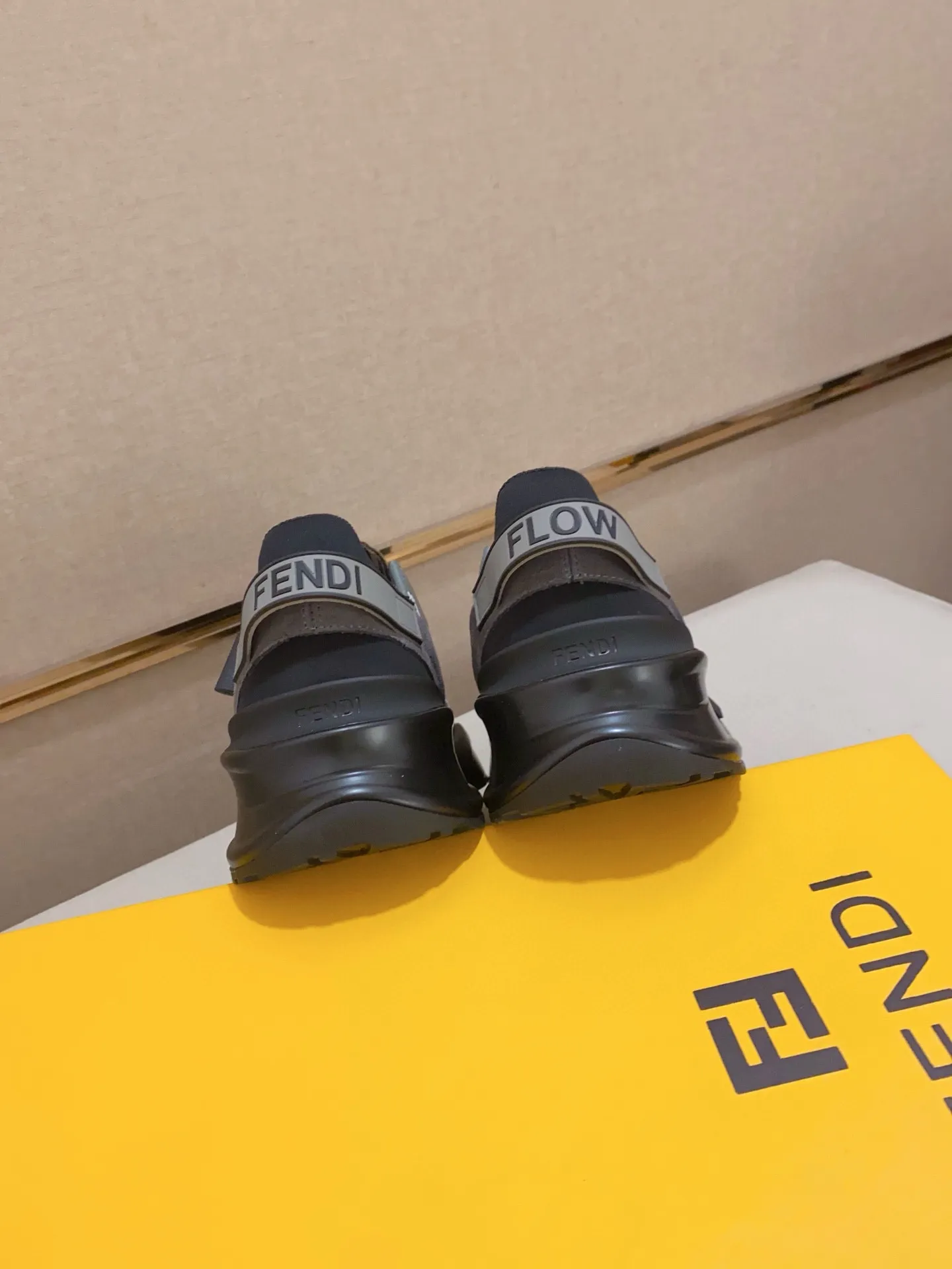 Men's shoes💰: 540💰(Higher version) [Fendi] Fendi's latest casual shoes for men! Available at counters simultaneously! A one-to-one replica of the original. Made entirely of imported top-grain calfskin, the interior is made of top-grain water-dyed cowhide, and the original factory-supplied rubber outsole. Leading new fashion concepts. Matching code: 38-44. 45 can be customized and non-returnable!